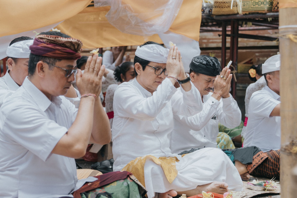 Sekda Adi Arnawa Hadiri Karya Melaspas di Pura Dalem Bagendra Penarungan Mengwi